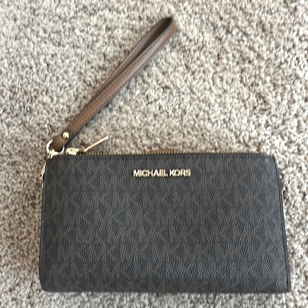 NEW AUTHENTIC Michael Kors wallet/wristlet!!